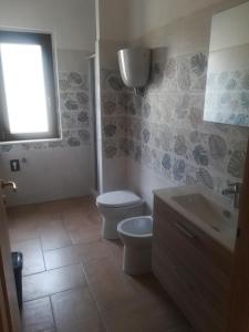 uma casa de banho com um WC e um lavatório em Appartament Noemi em Ricadi