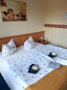 Postel nebo postele na pokoji v ubytování Hotel zur Altstadt