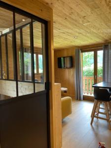 um quarto com uma porta de vidro deslizante e uma sala de estar em Marmotte du Jaillet Cosy and charmant appartement em Demi-Quartier