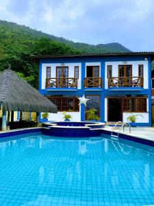 - une piscine en face d'une maison dans l'établissement Pousada do Canto, à Abraão