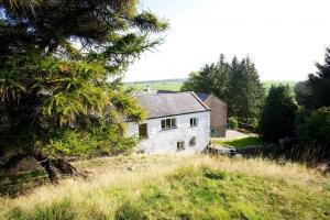 a white house sitting on top of a hill at Cragside Cottage in Troutbeck