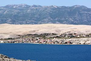 una piccola cittadina sulla riva di un corpo d'acqua di Apartments by the sea Kustici, Pag - 18248 a Zubovići