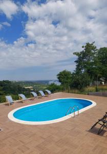 Piscina de la sau aproape de Vila Banda