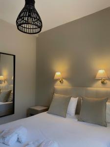 スカラ・エレソスにあるFenareti Apartmentsのベッドルーム(白いベッド1台、鏡付)