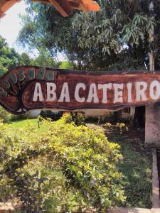 un panneau qui dit abba cartier devant quelques buissons dans l'établissement Pousada Abacateiro, à Vale do Capão