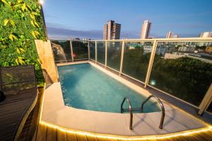 uma piscina na varanda de um edifício em Hotel Meridional em Fortaleza