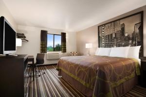 Postel nebo postele na pokoji v ubytování Super 8 by Wyndham Portland Airport + 37 fotografií