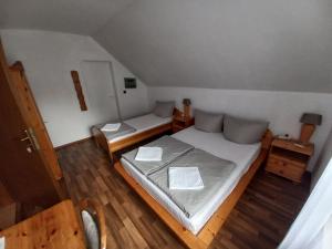 Habitación pequeña con cama y escritorio. en Gästehaus Hein, en Emsbüren