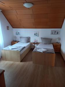 1 dormitorio con 2 camas y techo de madera en Gästehaus Hein, en Emsbüren