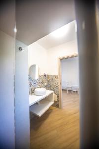y baño con lavabo y espejo. en Around Lago Maggiore rooms, en Reno Di Leggiuno