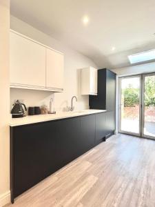 Kuchyň nebo kuchyňský kout v ubytování Mode Apartments St Annes