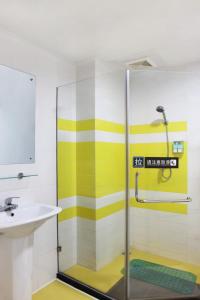 een badkamer met een douche en een wastafel bij 7Days Inn Shenzhen Shajing Shiming Square in Bao'an