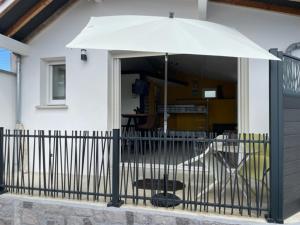 - un parasol blanc devant une maison dans l'établissement Charmant Studio pouvant accueillir 4 personnes, à Anglet