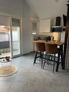 cocina con mesa y sillas en una habitación en Charmant Studio pouvant accueillir 4 personnes, en Anglet