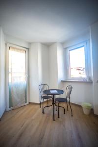 - une salle à manger avec une table et deux chaises dans l'établissement Around Lago Maggiore rooms, à Reno Di Leggiuno