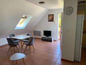 Et tv og/eller underholdning på Appartement situé prés des plages et du golf