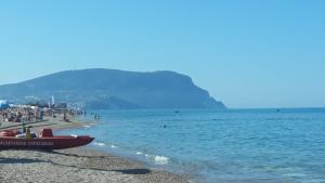 een strand met mensen en een boot aan de kust bij My House in Loreto