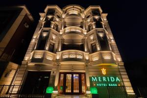 バクーにあるMerida Hotel Bakuのライトアップされた建物(メリダホテルバー付)