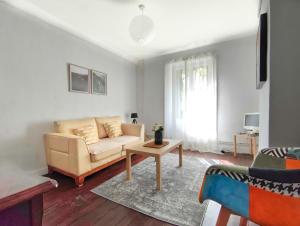 sala de estar con sofá y mesa en Number 22 - Le Dorat - Apartment 3, en Le Dorat