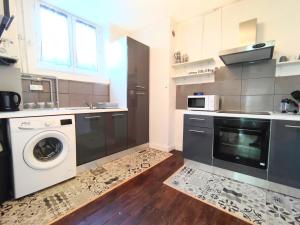 una cocina con lavadora y secadora. en Number 22 - Le Dorat - Apartment 3, en Le Dorat