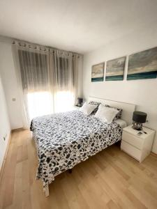 Posteľ alebo postele v izbe v ubytovaní Sunny apartment Sa Boadella big solarium sea view