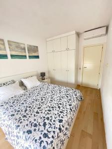 Posteľ alebo postele v izbe v ubytovaní Sunny apartment Sa Boadella big solarium sea view