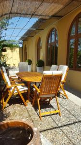 einen Holztisch und Stühle auf einer Terrasse in der Unterkunft la limonaia in Florenz