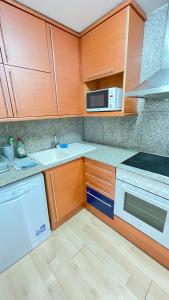Kuchyňa alebo kuchynka v ubytovaní Sunny apartment Sa Boadella big solarium sea view
