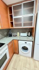 Kuchyňa alebo kuchynka v ubytovaní Sunny apartment Sa Boadella big solarium sea view