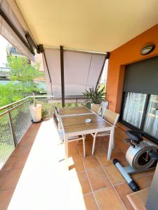 Balkón alebo terasa v ubytovaní Sunny apartment Sa Boadella big solarium sea view