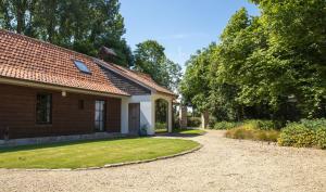 una casa con giardino e vialetto di Het Spechtennest a Zedelgem