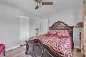 una camera con letto e ventilatore a soffitto di Downtown Single Family Modern Bungalow close to beaches and dining home a Sarasota
