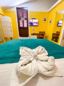 フォルタレザにあるRefugio Hostel Fortalezaのベッドルーム1室(弓の付いたベッド1台付)