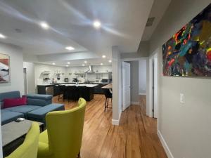 Kaleden Guest Suite في Okanagan Falls: غرفة معيشة مع أريكة وغرفة طعام