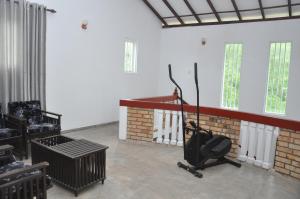 Una habitación con un scooter en el medio. en Kurumba Hills, en Bentota