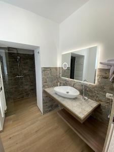 Around Lago Maggiore apartments tesisinde bir banyo