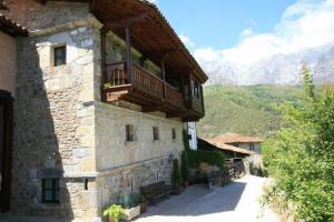 - un bâtiment avec un balcon sur le côté dans l'établissement La Casona De Baró, à Baró