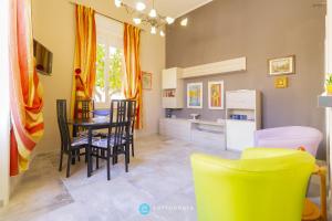 jadalnia ze stołem i żółtymi krzesłami w obiekcie Dimora di Halem w mieście Lecce