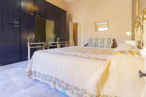 sypialnia z dużym białym łóżkiem w pokoju w obiekcie Dimora di Halem w mieście Lecce