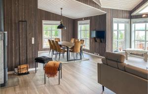 sala de estar con mesa y sillas en Beautiful Home In Rdberg With Kitchen, en Rødberg