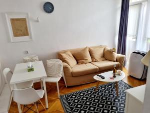 a living room with a couch and a table at Apartament Miodowa Warszawa in Warsaw