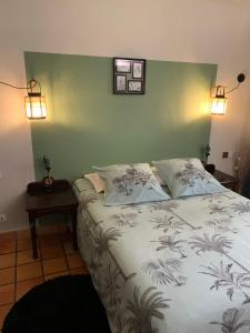 - une chambre dotée d'un lit avec un mur vert dans l'établissement Studio Green Jungle, à La Trinité