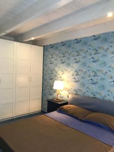 una camera con letto e parete blu con pesci di Tartaruga House a Policoro