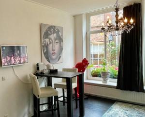 een eetkamer met een tafel en een raam bij B&B in de Steenstraat in Zwolle