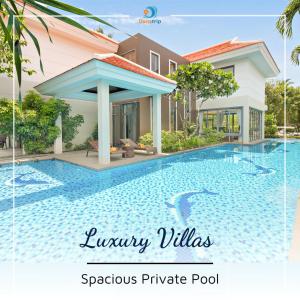una foto de una piscina en una villa en Luxury Dana Beach Resort & Spa en Da Nang