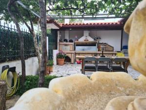 d'une terrasse avec des chaises et une table dans l'arrière-cour. dans l'établissement Village Giorgos, à Áyios Spirídhon