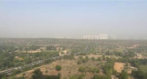 uma vista aérea de uma auto-estrada com edifícios ao fundo em luxury master bedroom with bathtub n private entry best for parties em Nova Deli