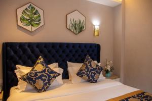 Una cama o camas en una habitación de VANCII Hotel