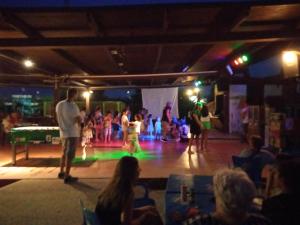 Un gruppo di persone che ballano sul palco di Mobile home Comfort Ameglia - including airco - Camping River- 327 ad Ameglia