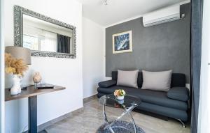 Χώρος καθιστικού στο Amazing Apartment In Mokosica With Wifi